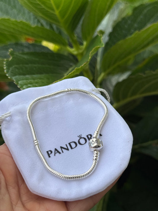 Pulsera Pandora con charm de regalo