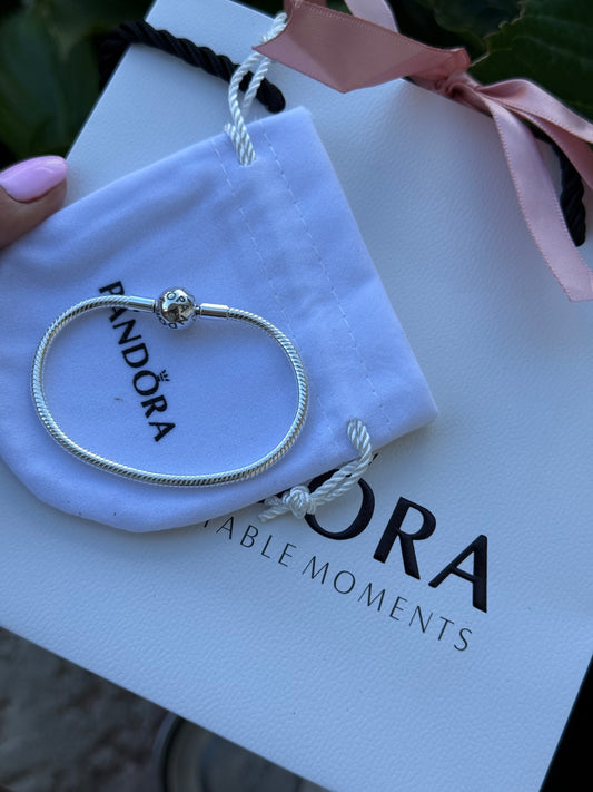 Pulsera Pandora clásica con charm de regalo
